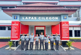 Dirkeswat Dirjenpas Elly Yuzar foto bersama jajaran Lapas Cilegon, Rabu (31/1)