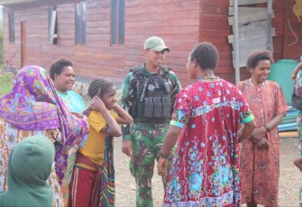 Daster cantik Tri Dharma memberikan kebahagiaan mama Papua, Kamis (1/2)