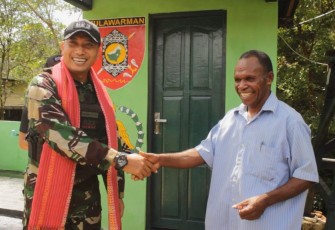Dansatgas Yonif 623/BWU Letkol Inf Dimas Yamma Putra saat menyerahkan bantuan MCK, Rabu (31/1)