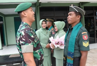 Dandim 1002/HST Letkol Inf Fery Perbawa saat tradisi wisuda purna tugas anggotanya, Senin (5/2)