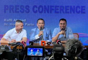 Raffi Ahmad didampingi pengacara Hotman Paris lakukan klarifikasi soal pencucian uang yang dituduhkan kepadanya, Senin (5/2/2024).