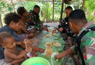 Satgas Yonif 310/KK makan bersama warga di perbatasan, Selasa (6/2)