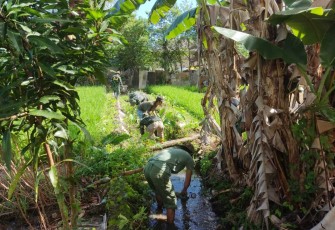 Pembersihan saluran air di wilayah desa binaan, Rabu (7/2)