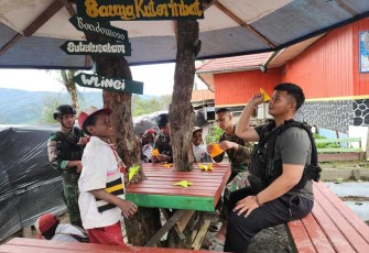 Filosofi hidup origami Satgas Tri Dharma untuk Anak-anak di Kabupaten Intan Jaya, Rabu (7/2)