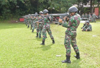 Latihan menembak prajurit Satlinlamil 1 di Jakarta, Rabu (7/2)