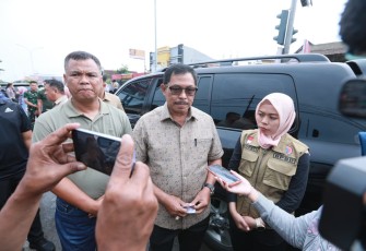 Pj Gubernur Jateng Nana Sudjana saat memberikan keterangan pers, di Kabupaten Demak, Sabtu (10/2)
