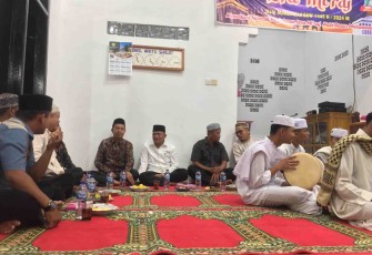 Ketua DPRD Pasbar Hadiri Isra Mikraj Di Mushola Darul Ulum Blok A