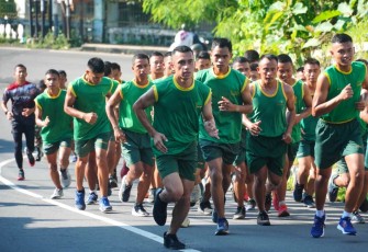 Prajurit Yonarmed 11 Kostrad lari pagi bersama, Selasa (13/2)