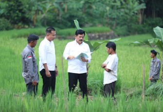 Menteri ATR/BPN Hadi Tjahjanto saat menyerahkan sertifikat PTSL di Desa Gunung Bunder Kabupaten Bogor