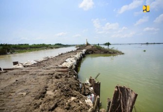 Tanggul sungai Wulan Kabupaten Demak, Jateng, Kamis (15/2)