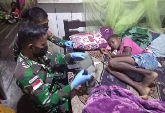 Tim medis satgas Yonif 310/KK obati anak terserang malaria, Kamis (15/2)