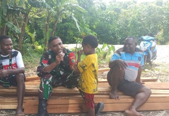 Babinsa Koramil 1710-02/Timika Koptu Wlliam Kawang saat komsos