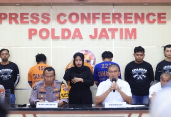 Polda Jatim gelar press conference terkait aksi jambret sadis viral di medsos, Senin (26/2)