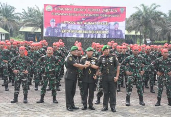 Danrem 031/WB Brigjen TNI Dany Racka foto bersama usai Sertijab Danyonif 132/Bima Sakti, Selasa (27/2)