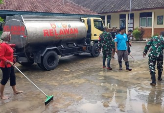 Pembersihan lumpur pasca banjir