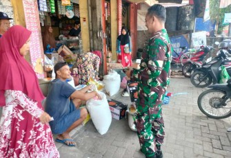 Sertu Wijianto Babinsa Koramil 04/Padas saat menyambangi kios/toko memantau perkembangan harga beras di pasar Sambiroto, Jum'at (1/3)