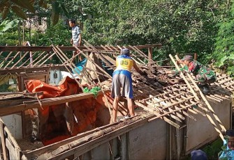 Gotong royong pembongkaran rumah warga binaan 