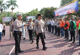 Kapolres Malang AKBP Putu Kholis Aryana saat pengecekan personel apel operasi keselamatan Semeru 2024, Sabtu (2/3)