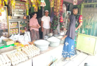 Pantau harga kebutuhan pokok masyarakat di pasar tradisional 