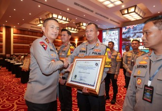 Kapolda Jatim Irjen Pol Imam Sugianto saat menyerahkan piagam penghargaan Ombudsman RI kepada Kapolres Lumajang AKBP Mohammad Zainur Rofik di Banyuwangi, Senin (4/3)