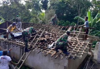 Babinsa Koramil 09/Kendal bantu pembongkaran rumah warga desa binaan, Selasa (5/3)