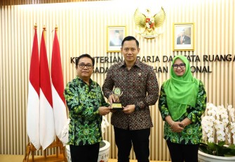 Menteri ATR/BPN Agus Harimurti Yudhoyono saat menerima cenderamata dari IPPAT di Jakarta, Selasa (5/3)
