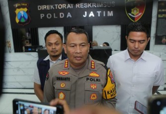 Kabid Humas Polda Jatim Kombes Dirmanto saat memberikan keterangan pers, Selasa (5/3) 