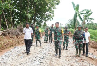 Tim Wasev TNI Kolonel Inf Marthen Pasunda saat meninjau sasaran fisik pengerjaan jalan desa. Rabu (6/3)