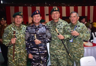 Pangkolinlamil Laksamana Muda TNI Hudiarto Krisno Utomo saat foto bersama dalam syukuran HUT ke 63 Kostrad di Jakarta, Rabu (6/3)