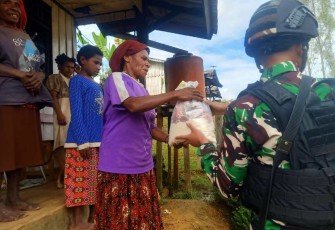 Bansos sembako Satgas Yonif 310/KK untuk warga kampung Seramkatop, Rabu (6/3)