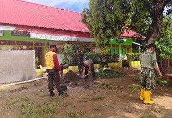Perbaikan SD Panaikang dalam program TMMD Kodim Gowa, Kamis (7/3)