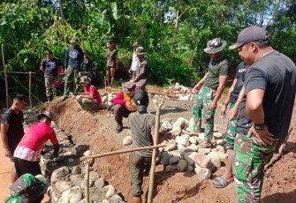 Pembangunan plat duiker desa Panaikang, Kamis (7/3)
