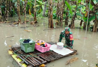 Evakuasi barang milik warga terdampak banjir 