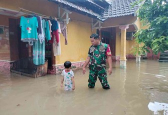 Babinsa saat memantau banjir di Desa Gadingrejo Juwana
