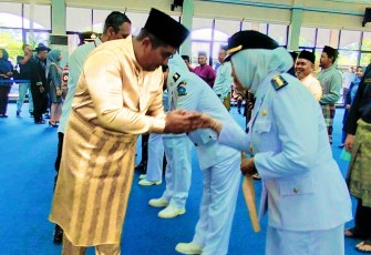 Bupati Bintan Roby Kurniawan saat memberikan selamat kepada pejabat yang dilantik.