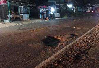 Jalan Berlubang di Simpang Empat Sering Memakan Korban 