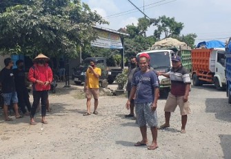 Warga saat menghadang truk dump bermuatan batu