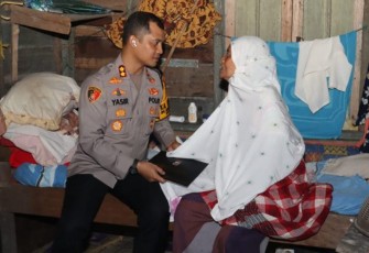 Kapolres Tapanuli Selatan (Tapsel), AKBP Yasir Ahmadi, SIK, MH, sampaikan keberkahan Ramadan ke salah satu warga Pra Sejahtera Lansia tunanetra, Ibu Nisma Harahap, 80 tahun, lewat bantuan tali asih, Rabu (27/03/2024)