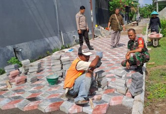 Bantu warga binaan pasang paving blok 