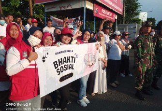 Baksos pembagian takjil warga RW15 Medokan Ayu Surabaya, Sabtu (30/3)