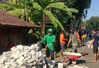 Bantu warga binaan pasang paving blok 