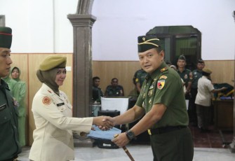 Dandim 0803/Madiun Letkol Inf Meina Helmi menyerahkan THR, Senin (1/4)