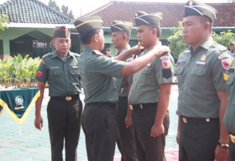 Dandim 0805/Ngawi Letkol Arm Didik Kurniawan saat menyematkan kebaikan pangkat prajuritnya, Senin (1/4)