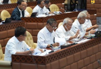 Menteri PUPR Basuki Hadimuljono saat rapat kerja dengan Komisi V DPR RI, Senin (1/4)