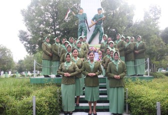 Persit KCK Cabang XIX Dim Ngawi bersama Persit Yon Armed 12 Gelar Ziarah 