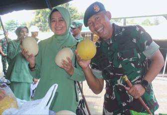 Danmenarmed 2 Kostrad Letkol Arm Siswo Budiarto saat borong produk bazar, Selasa (2/4)