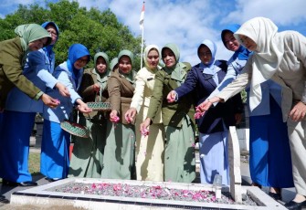 Ziarah dan Tabur Bunga di TMP Kusuma Bangsa 