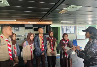 Pelajar di Gorontalo saat ngabuburit di KRI Banjarmasin-592