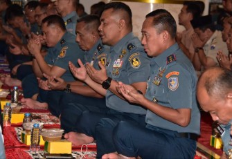 Pangkolinlamil Laksda TNI Hudiarto Krisno Utomo saat bukber di Masjid Ar-Rahman