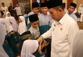 Gubernur Ansar Silaturahmi Bersama Pegawai dan Petugas Kebersihan dan Taman Biro Umum 